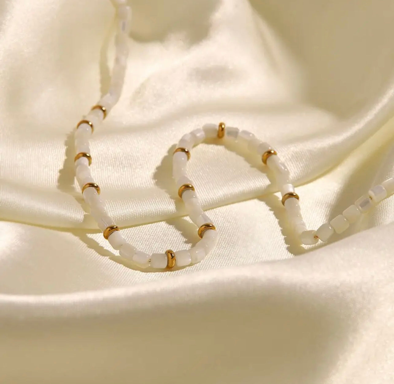 WHITE BEAD SUUMER NECKLACE