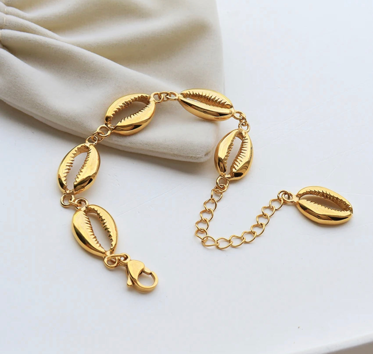 GOLD SEA SHELL BRACELET